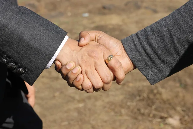 people, man, adult, cooperation, partnership, hand, teamwork, handshake, outdoors, person, human, friendship, deal, portfolio, job, manager, boss, wise men, hand shake, brown job, brown human, brown teamwork, brown management, brown friendship, portfolio, portfolio, portfolio, portfolio, portfolio, hand shake. Modellare contatti, aziende e opportunità